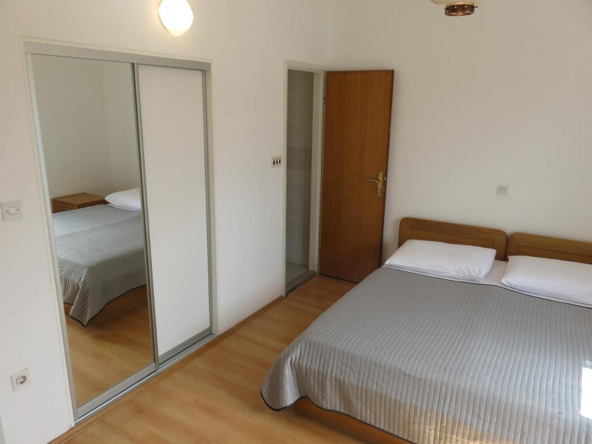 Apartmani Mm Starigrad Paklenica Luaran gambar